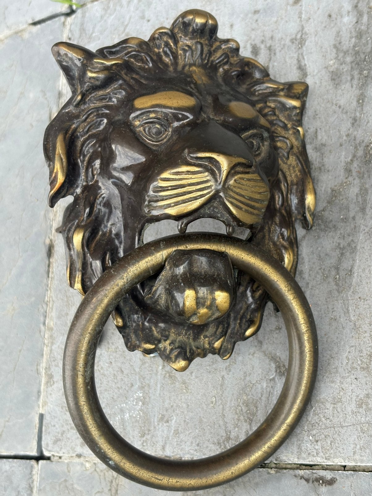 Leeuwenkop vintage deurknop, Ophalen