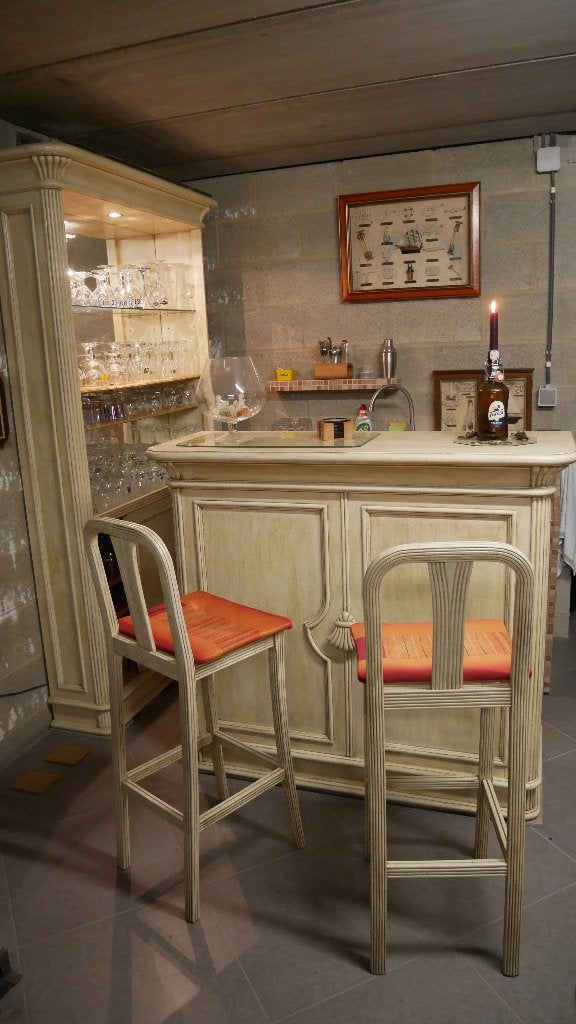 Bar avec vitrine et tabourets, Ophalen, Zo goed als nieuw