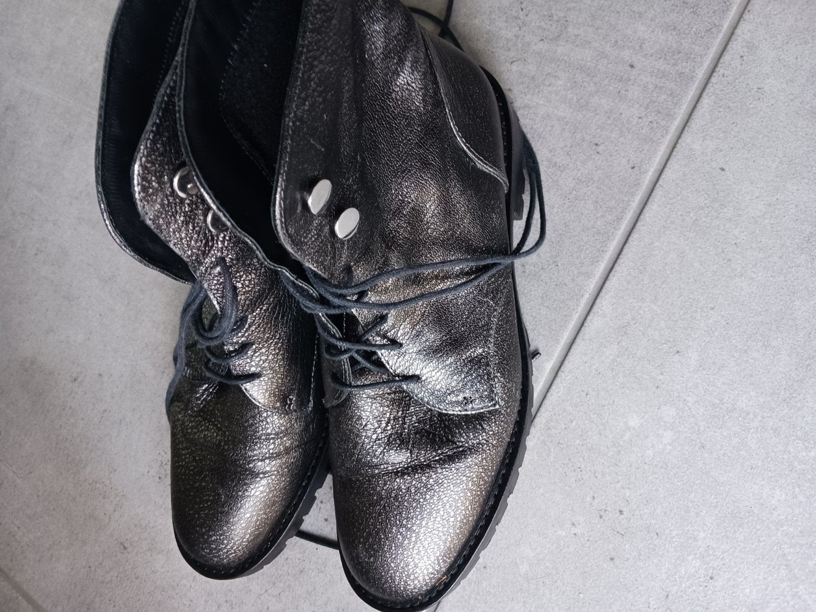 Zwart + zilverkleurige schoenen net als nieuw te koop. M 38, Ophalen, Zwart, Lage of Enkellaarzen, Zo goed als nieuw