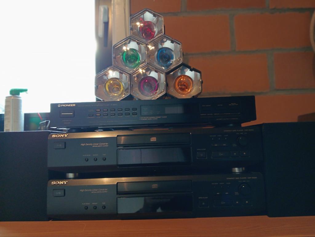 Cd spelers Sony, tuner Pioneer, boxen, lampen., Enlèvement