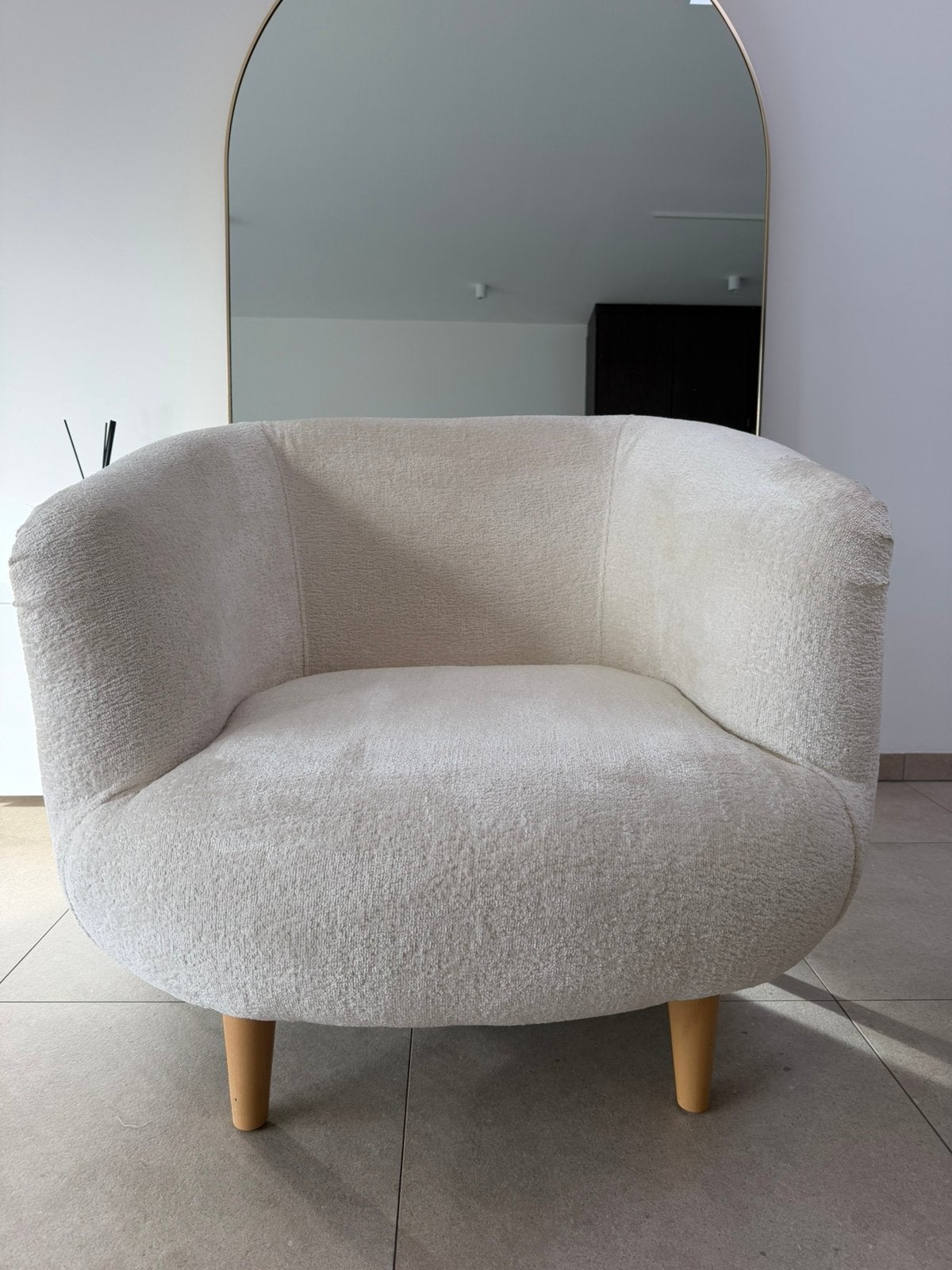 Fauteuil blanc cassé avec pieds entièrement en hêtre, Maison & Meubles, Enlèvement, Comme neuf