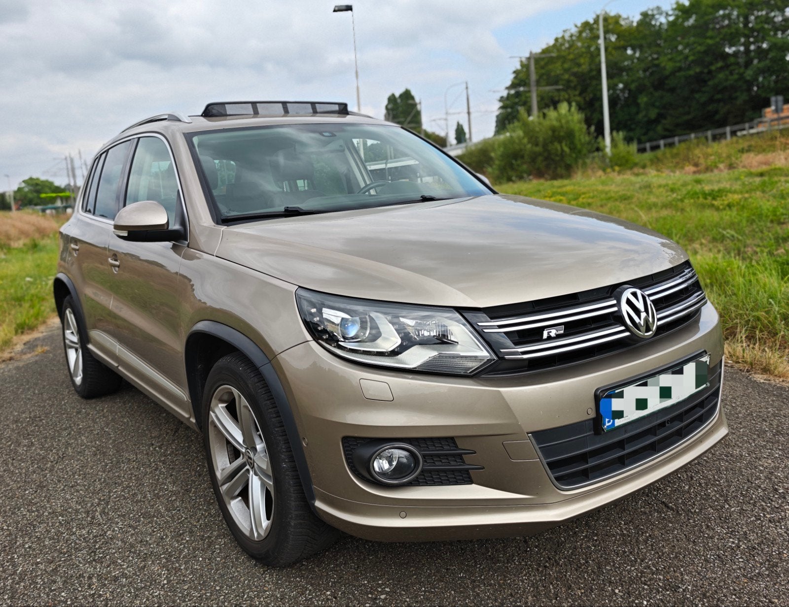VOLKSWAGEN TIGUAN R-LINE 12 MAANDEN GARANTIE 1.4 BENZINE, Auto's, Volkswagen, Voorwielaandrijving, USB, Beige, Leder