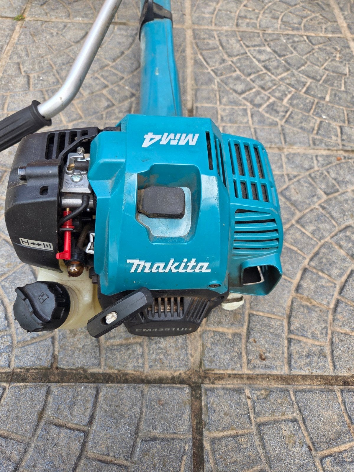Bosmaaier Makita, Ophalen, Benzine