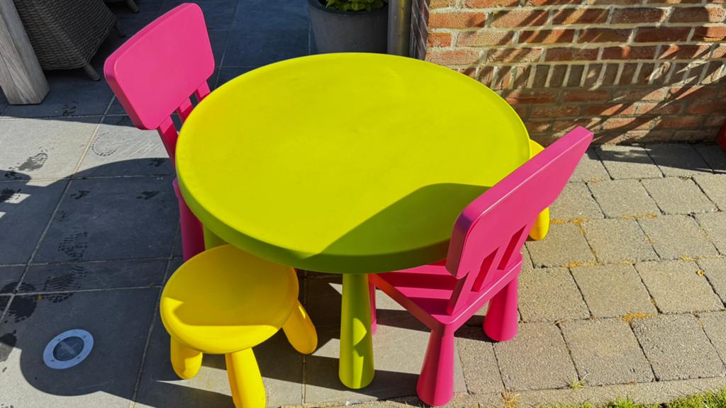 Ikea mamut ronde tafel me 2 krukjes en 2 stoeltjes, Kinderen en Baby's, Ophalen, Zo goed als nieuw