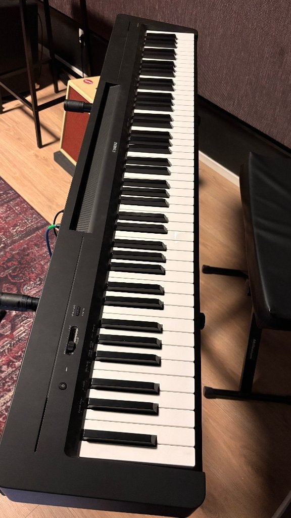 Piano Yamaha P-145 B + Siège + Stand, Musique & Instruments, Pianos, Enlèvement, Comme neuf, Noir, Piano
