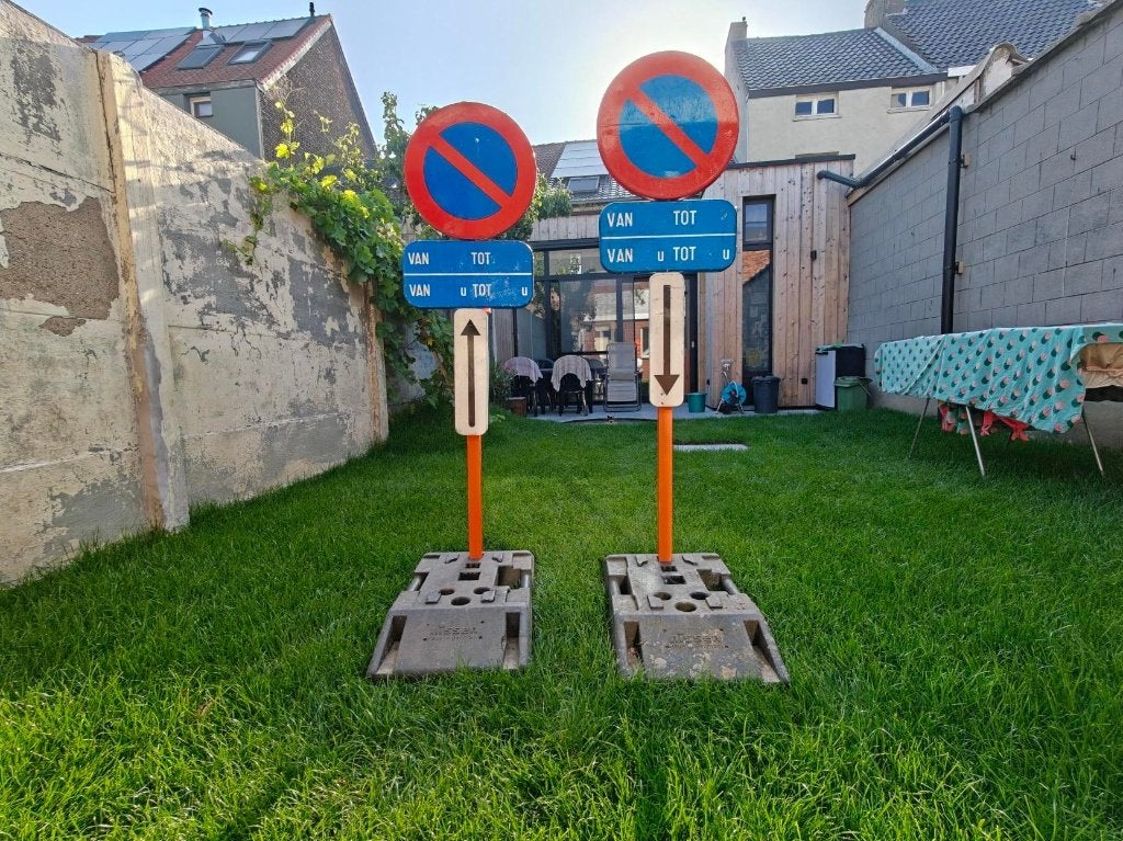 Set van 2 borden parkeerverbod (E1) met sokkel, Ophalen, Gebruikt