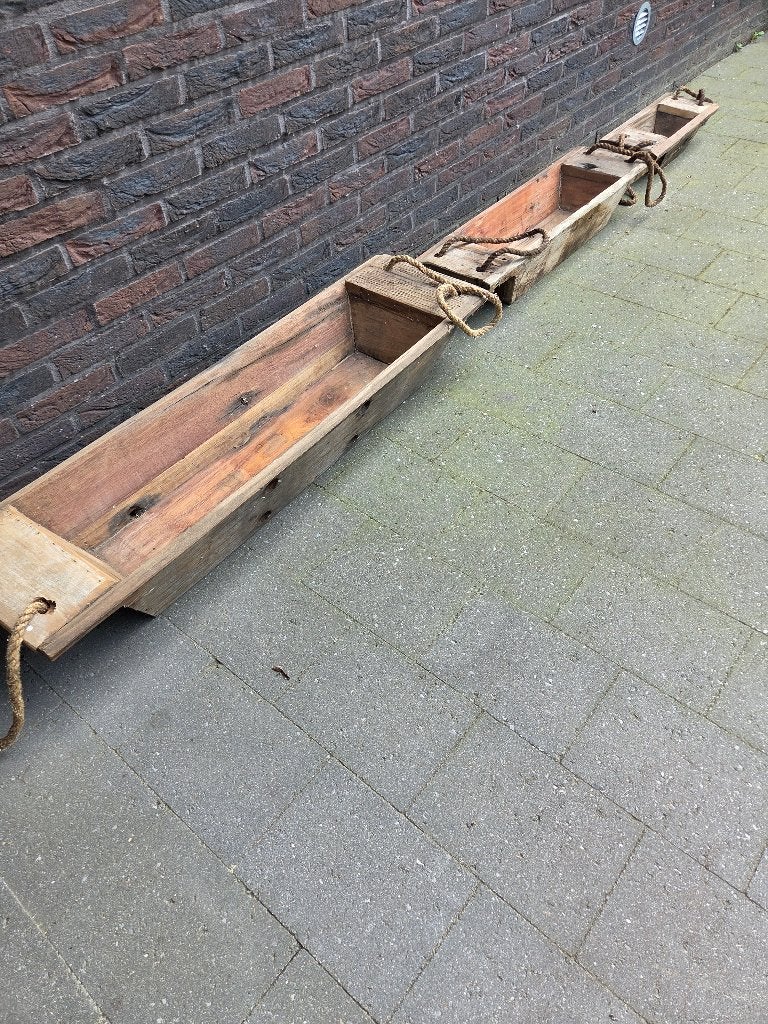 Oude houten troggen, Ophalen