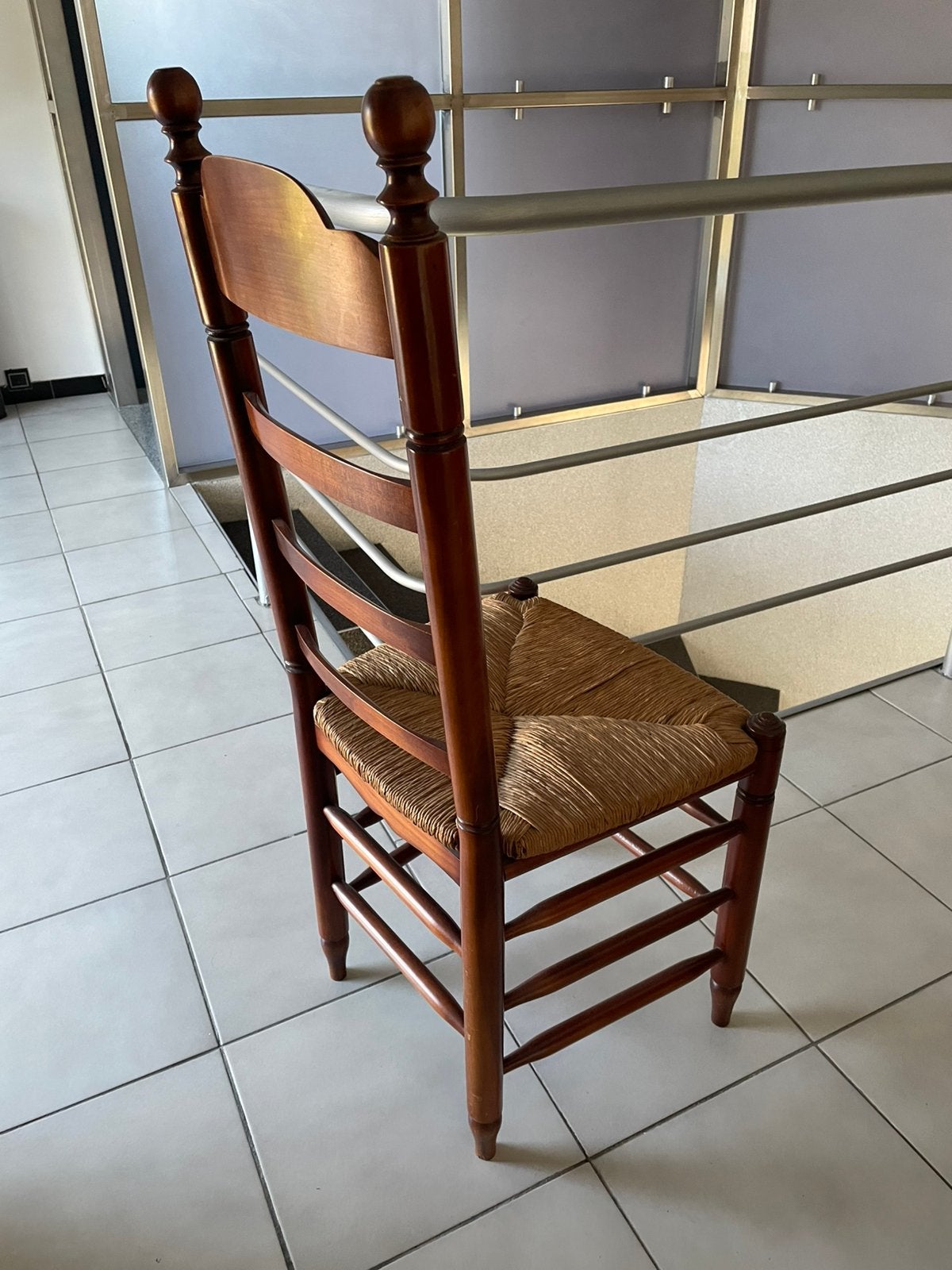 Chaises en merisier, Enlèvement