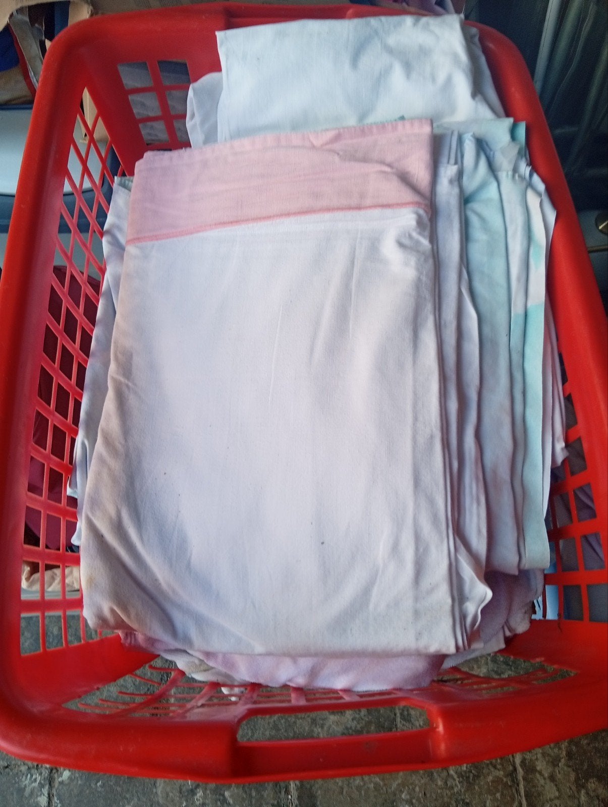 5 caisses de draps de lit, Enlèvement