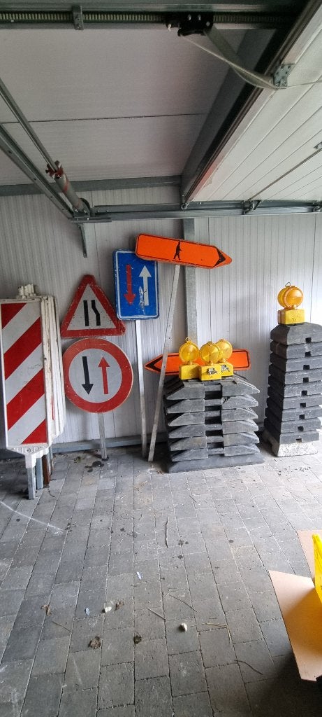 wegsignalisatie, verkeersborden, bakens, Ophalen, Gebruikt