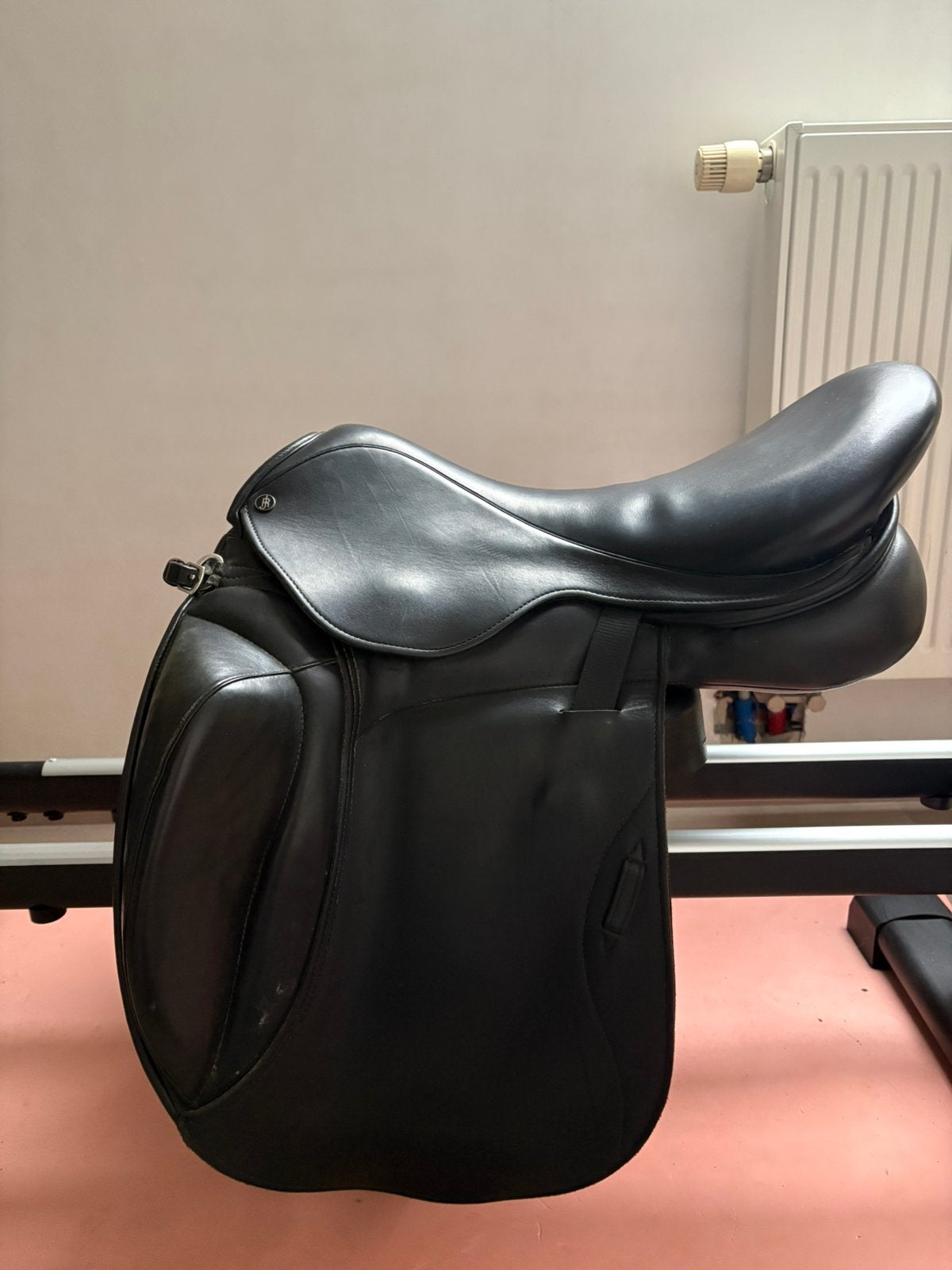 Jeremy rudge dressuurzadel classic contour 45, Dieren en Toebehoren, Ophalen, Zo goed als nieuw, Kniewrongen