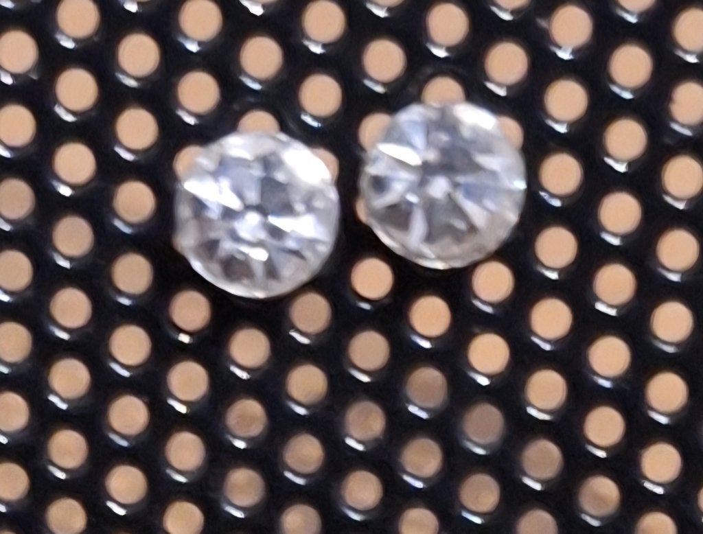 Zilverkleurige oorstekers ronde facetgeslepen steen, NIEUW, Overige materialen, Nieuw, Ophalen of Verzenden, Knopjes of Stekers