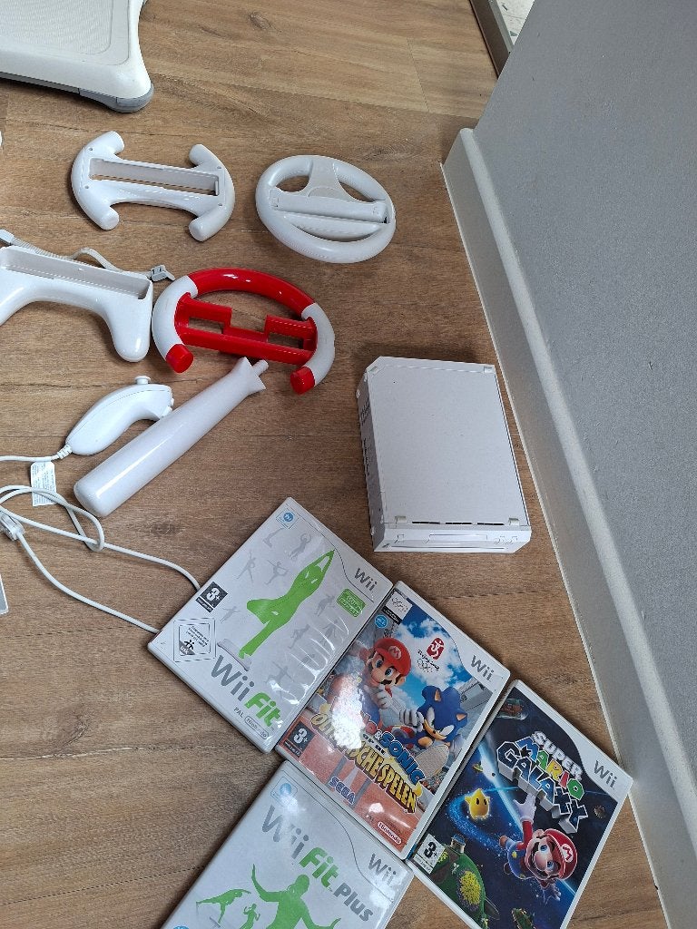 Nintendo Wii + Balance Board + 4 games + accessoires, 2 joueurs, Enlèvement, Utilisé, Sport