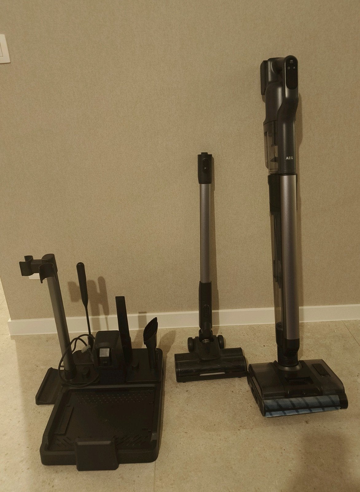 (NOUVEAU) Aspirateur balai sec et humide AEG avec fonction d, Neuf, Réservoir, Fonction serpillière, Enlèvement