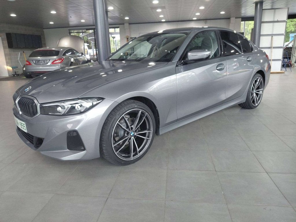 BMW 3 Serie 318 318i A FACE LIFT. WIDE SCREEN. 19INCH, Autos, BMW, Cuir, Argent ou Gris, Achat, 4 portes