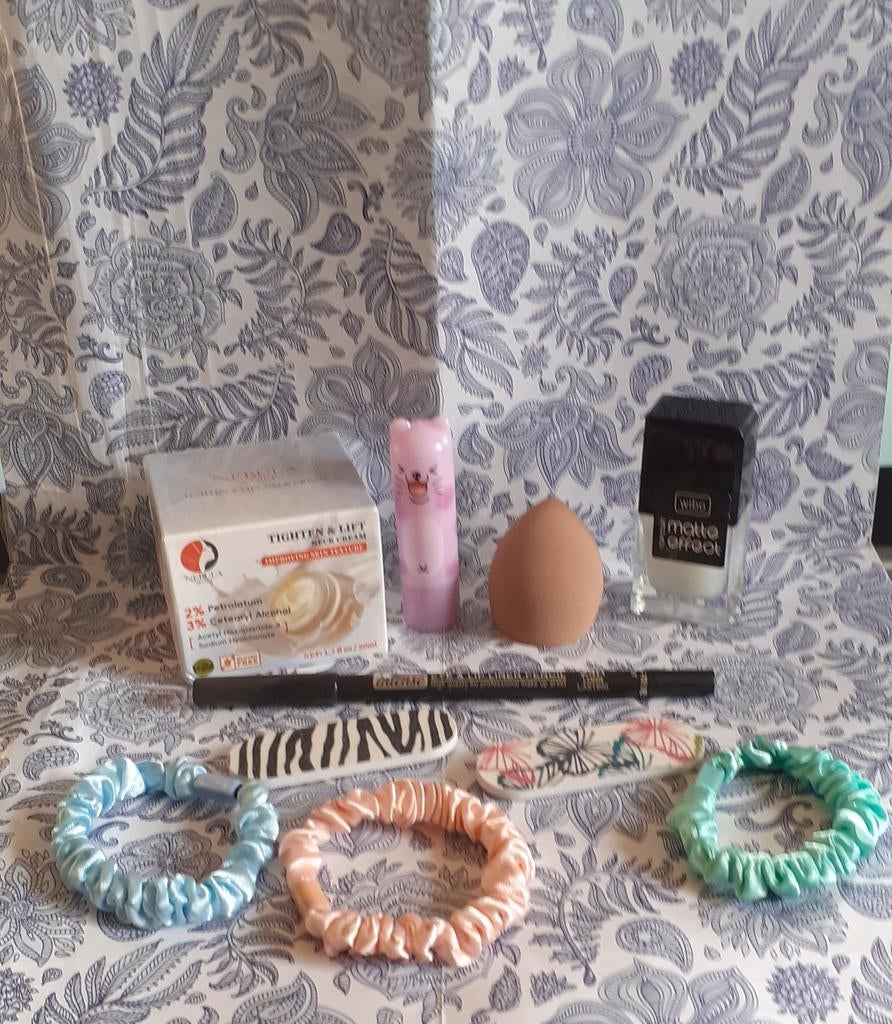 Lot de maquillage soin et  chouchou, Bijoux, Sacs & Beauté, Bagues, Enlèvement ou Envoi, Noir