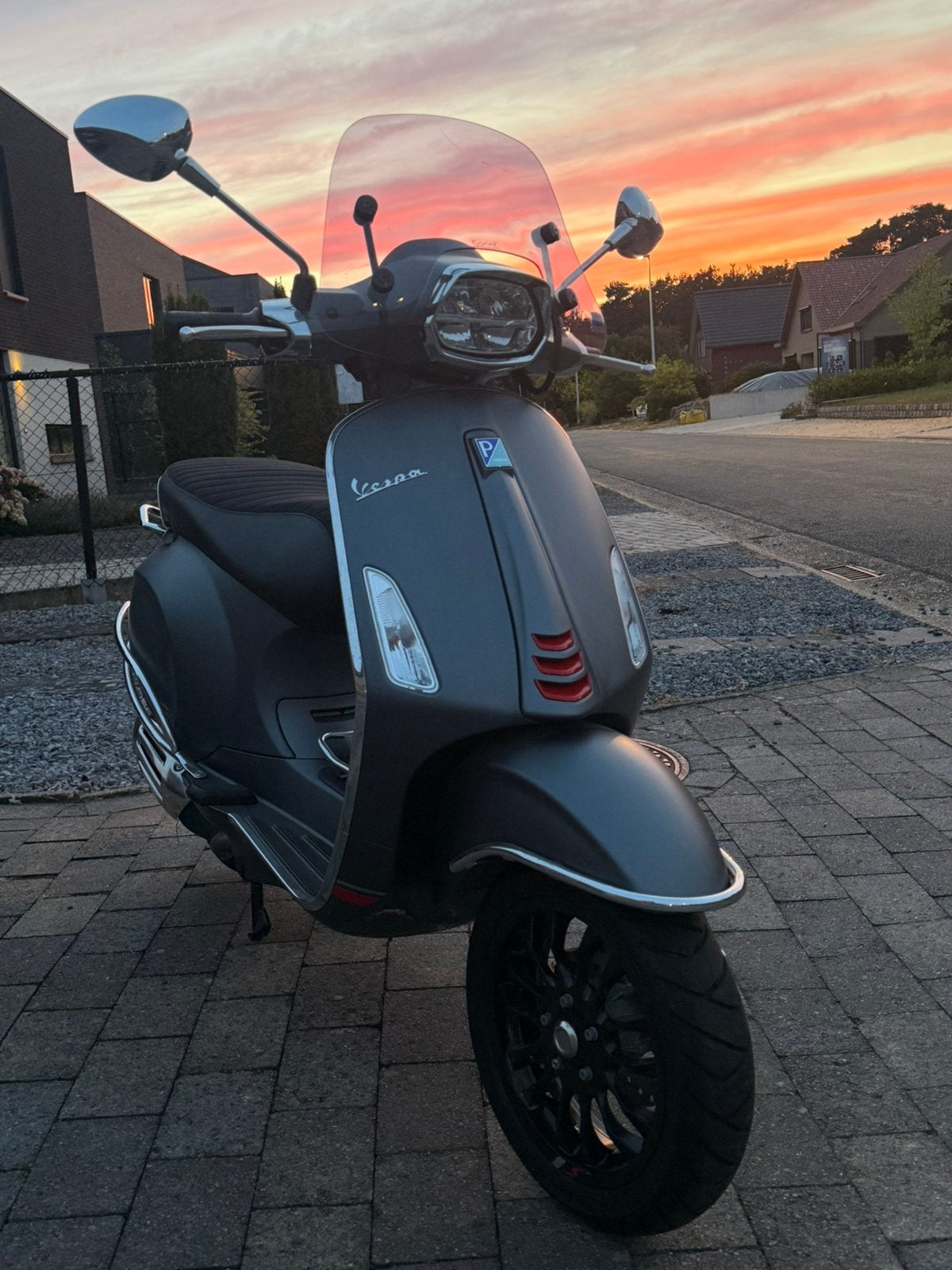 Vespa Sprint 50cc - Mat grijs met Rode details, Fietsen en Brommers, Scooters | Vespa, Ophalen, Vespa S, Benzine, 50 cc