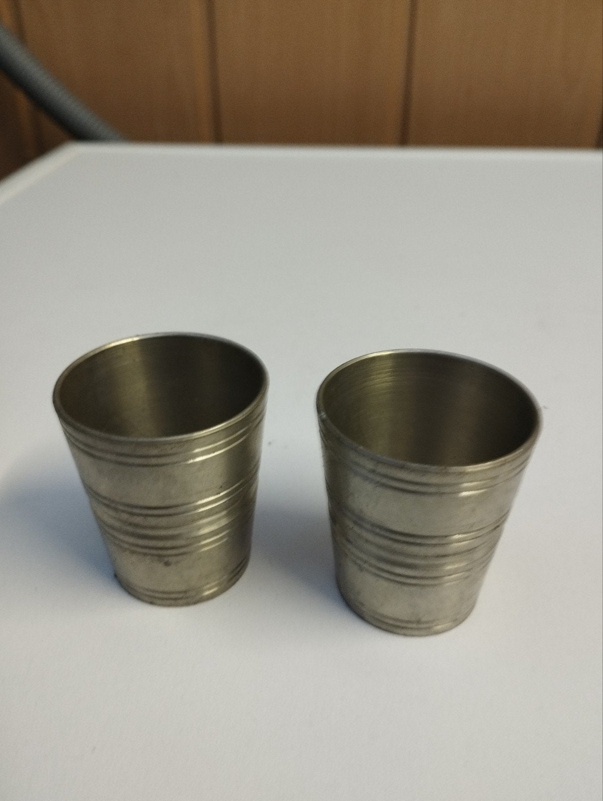 2 kleine potjes met stempel gedrukt op onderkant kleur zilve, Ophalen