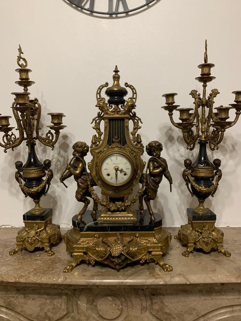 Horloge avec chandeliers, Enlèvement