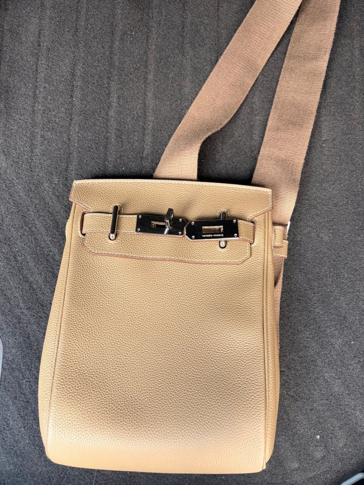 Hermes Hac a dos, Ophalen