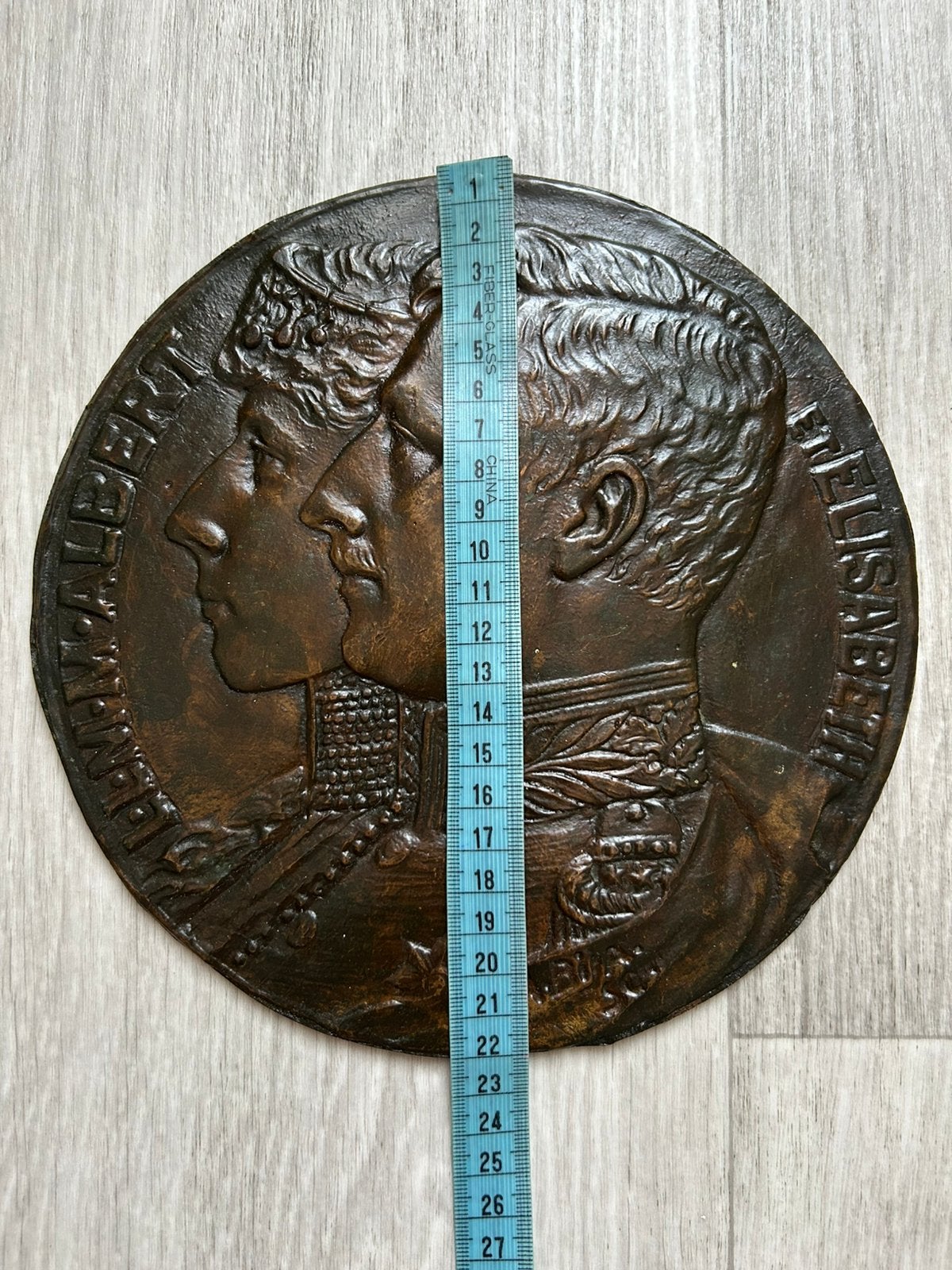 Plaque commémorative en bronze signée A.Bija, Enlèvement ou Envoi, Bronze