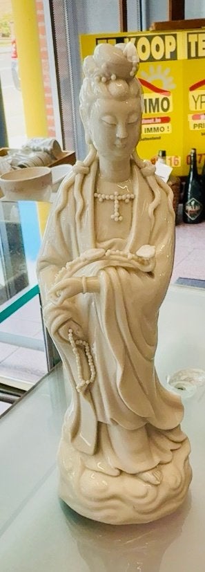 Boeddhistische goddin in Blanc de Chine (Guanyin), 22 cm, Antiek en Kunst, Kunst | Beelden en Houtsnijwerken, Ophalen, Beeld