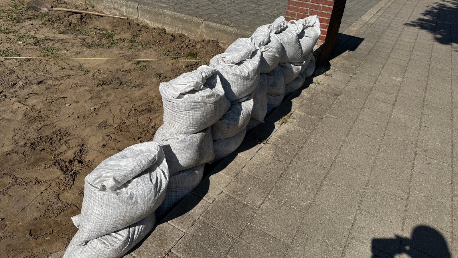 GRATIS 20 ZAKKEN GEVULD MET ZWARTE OPVULGROND, Tuin en Terras, Zand, Ophalen, Zo goed als nieuw