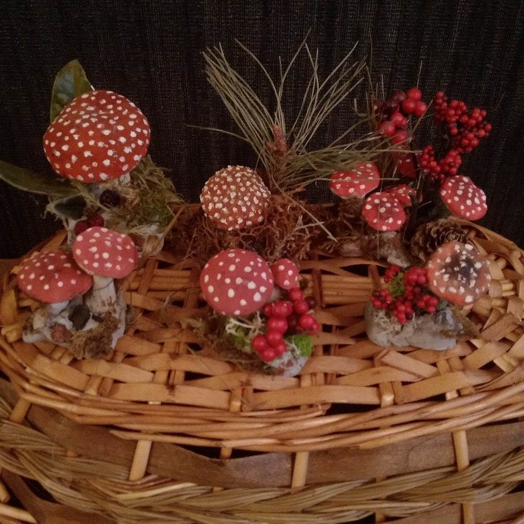 Ensemble unique de champignons en papier mâché e, Antiquités & Art, Envoi