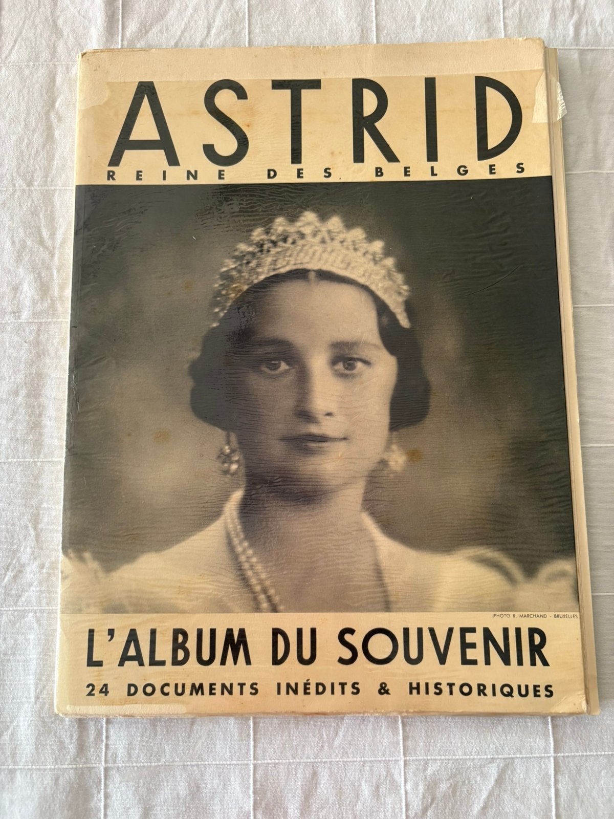 Bijzonder Historisch album Astrid, Enlèvement ou Envoi, Comme neuf, Carte, Photo ou Gravure