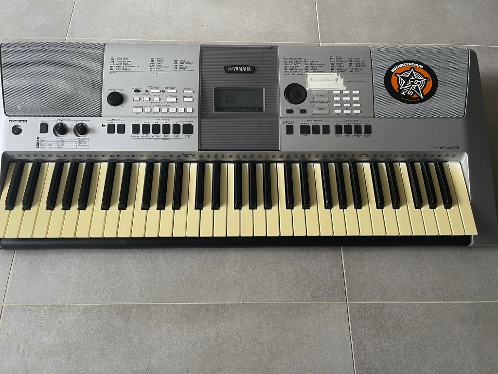 Yamaha PSR-E413 Keyboard + pedaal en staander, Muziek en Instrumenten, Keyboards, Ophalen, Yamaha, Midi-aansluiting, 61 toetsen