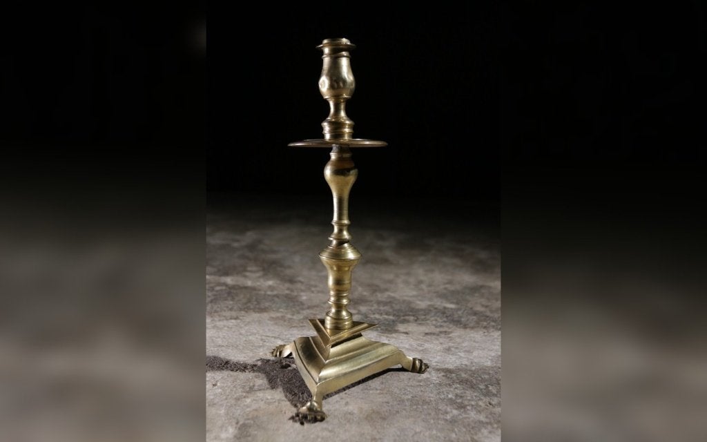17e-eeuwse Franse messing kandelaar - circa 1690, Ophalen, Koper of Brons