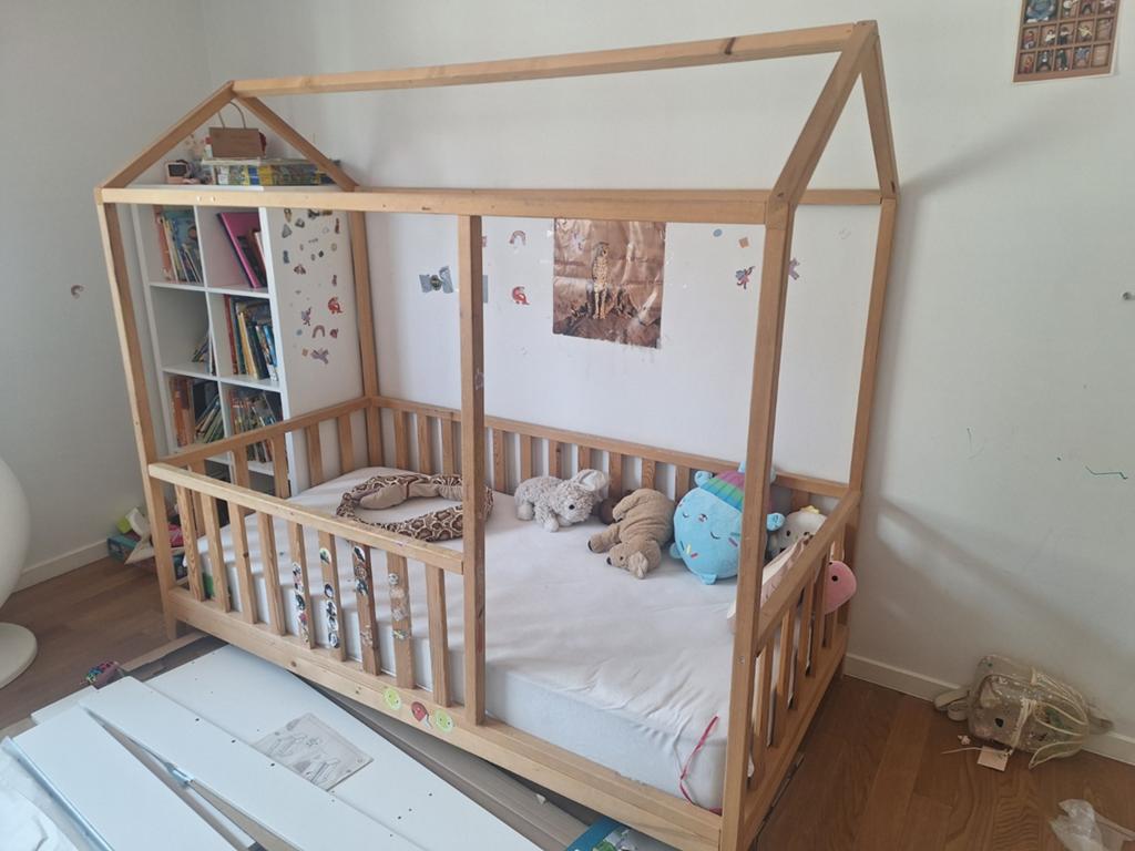 Lit Montessori en bois avec matelas – complet et en bon état