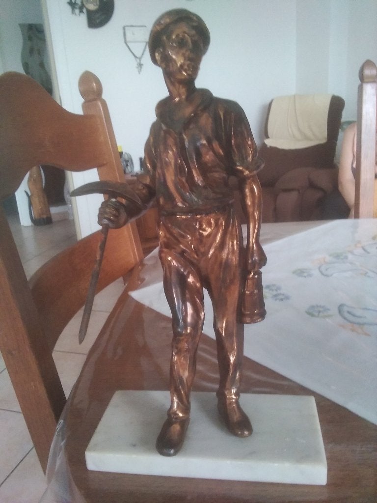 Posture de mineur avec sa pioche et lampe, Ophalen, Brons