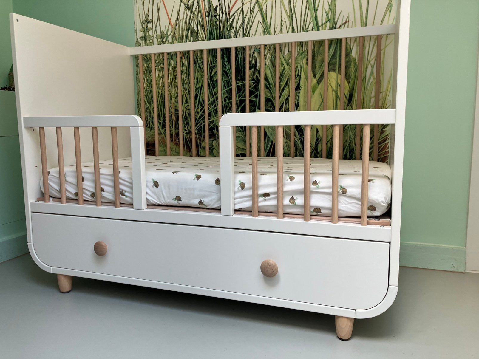 Kinderbedje MYLLRA (ikea) 60 x 120 met matras, Kinderen en Baby's, Ophalen, Zo goed als nieuw