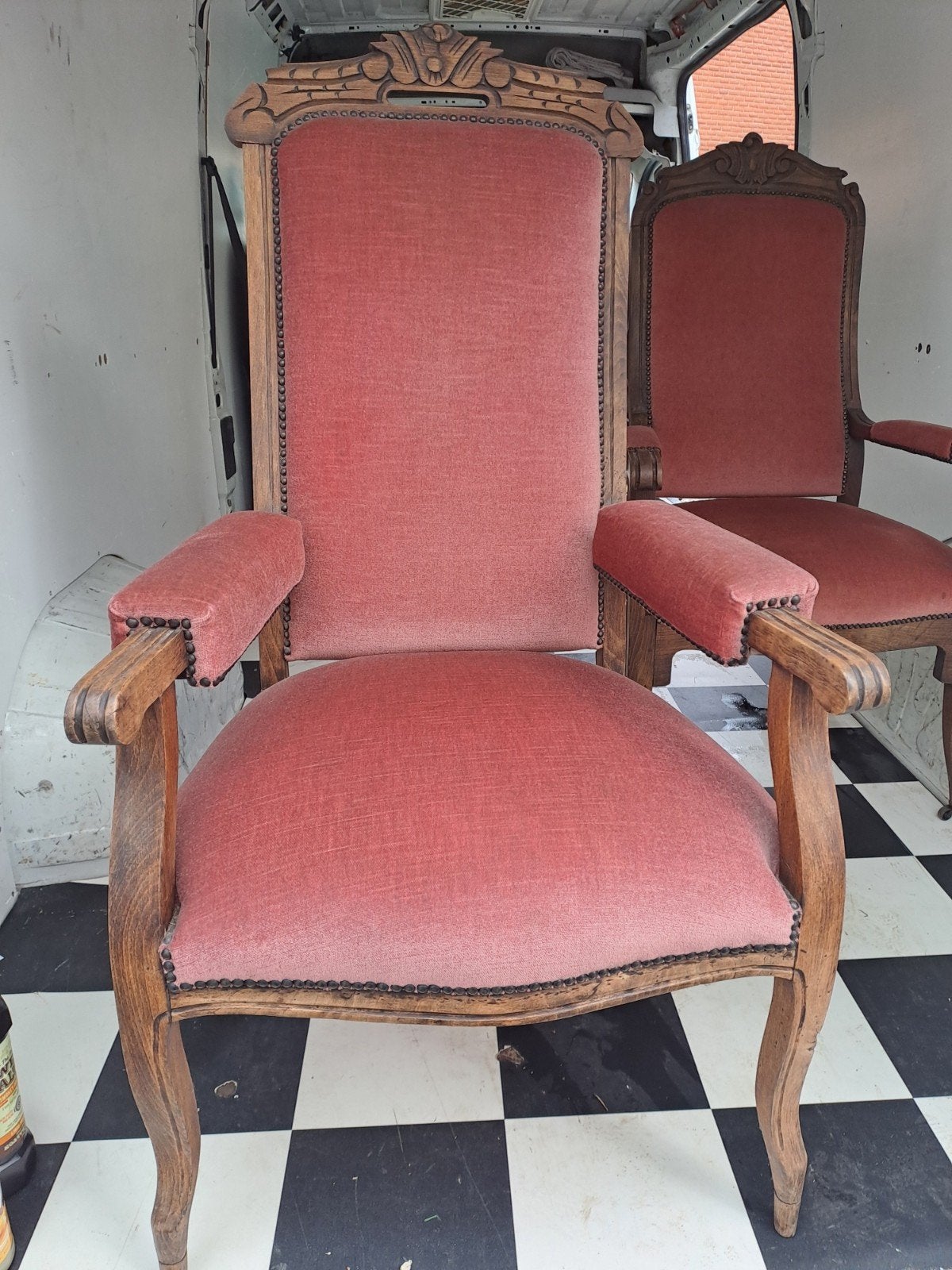 3 stoelen, Ophalen