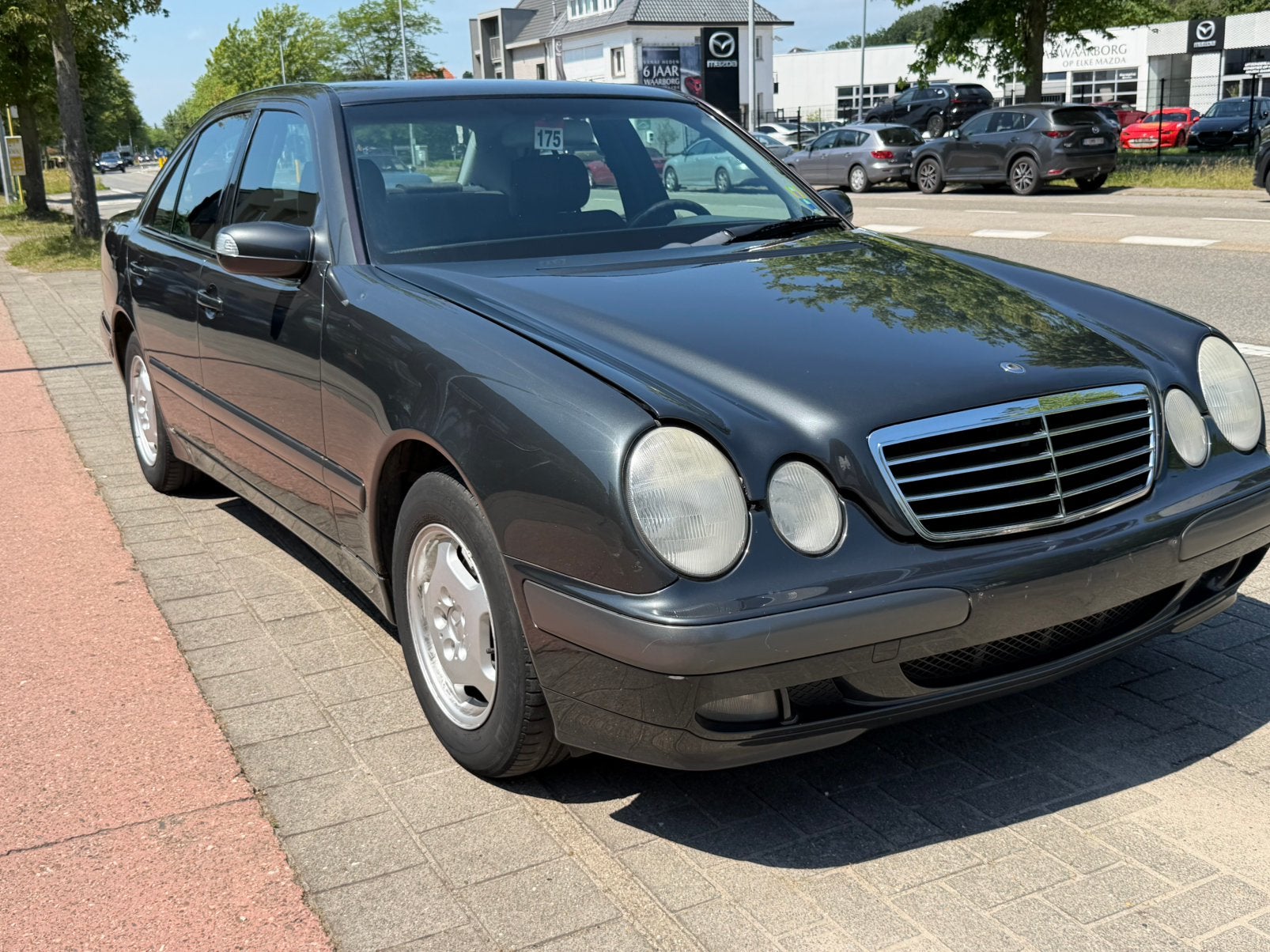 Mercedes e200 classic manuel  2000 220.000km, Auto's, 4 deurs, Stof, Bedrijf, Grijs