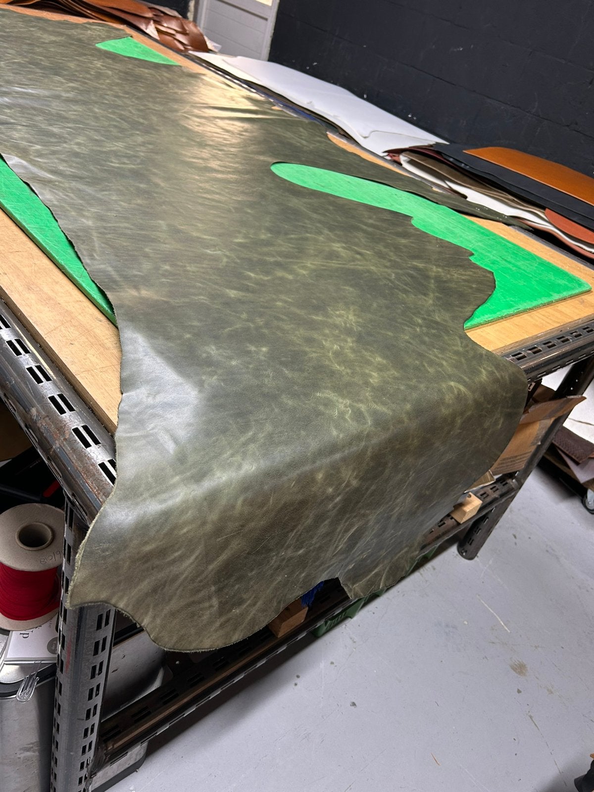 Soldaat groen camo halve huid 1.2 mm dikte iets stug A-99, Hobby en Vrije tijd, Ophalen of Verzenden, Zo goed als nieuw, Groen