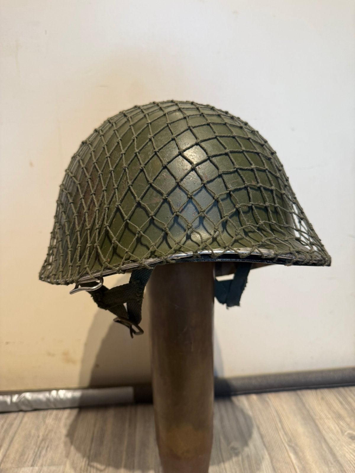 Casque USA M1 avec doublure de parachutiste par nom WW2, Enlèvement ou Envoi, Armée de terre, Casque ou Béret