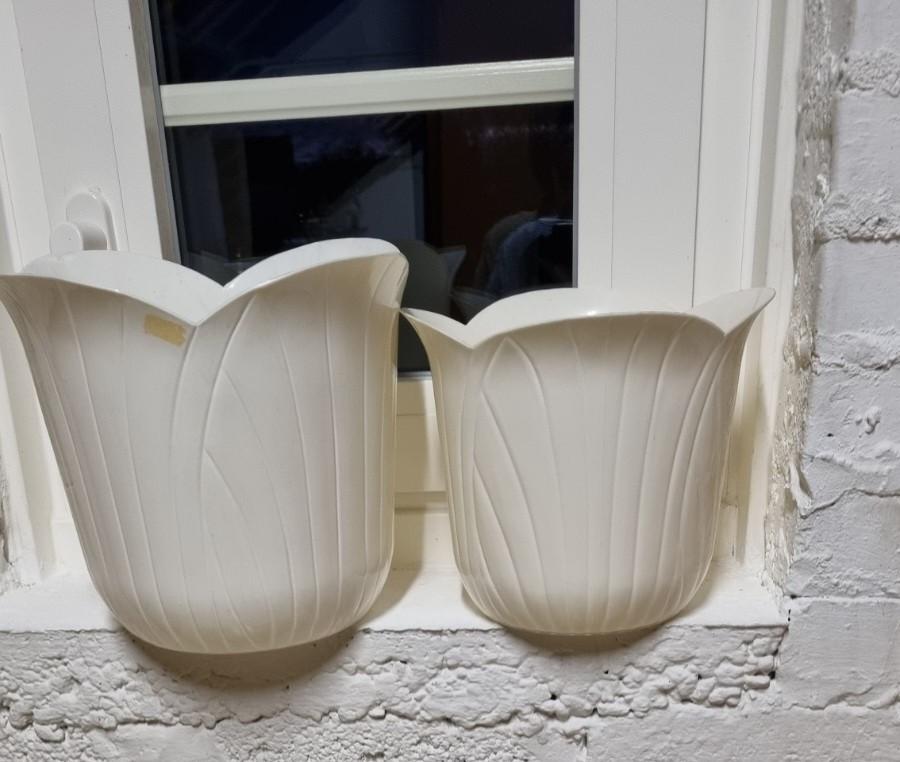 Trois caches pots  en plastics  rigides, Enlèvement
