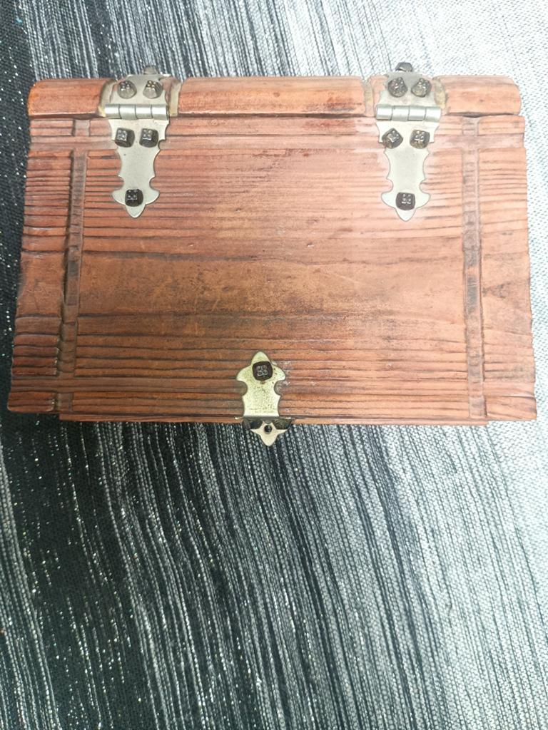 Houten kist met trommelstenen, ruwe stenen en geodes, Ophalen