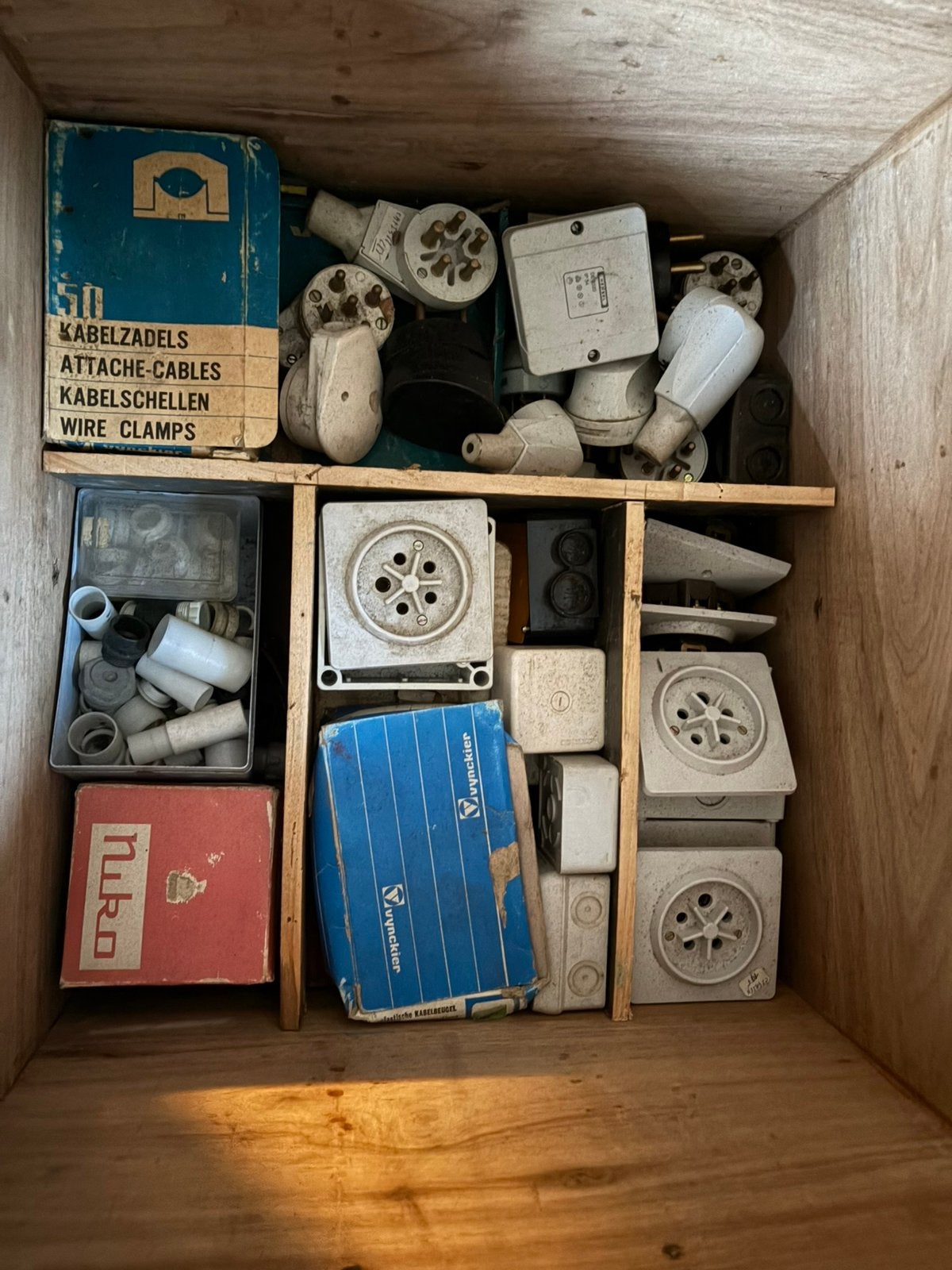 Grote houten kist met inhoud (allerlei elektro), Ophalen, Gebruikt