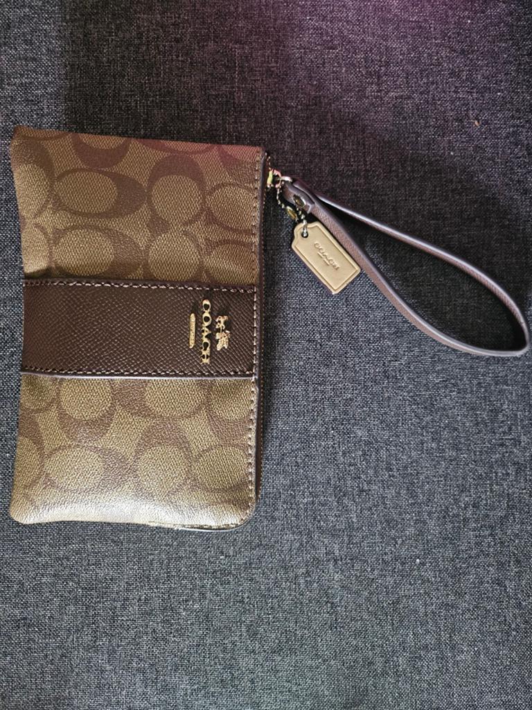 Corner wristlet wallet, Handtassen en Accessoires, Portemonnees, Ophalen