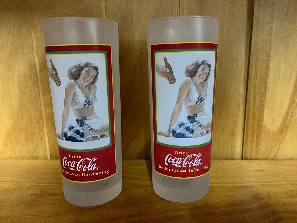 Coca Cola glazen 2 dezelfde glazen 7 cm breed x 17,5 cm hoog, Verzamelen, Ophalen, Zo goed als nieuw, Gebruiksvoorwerp