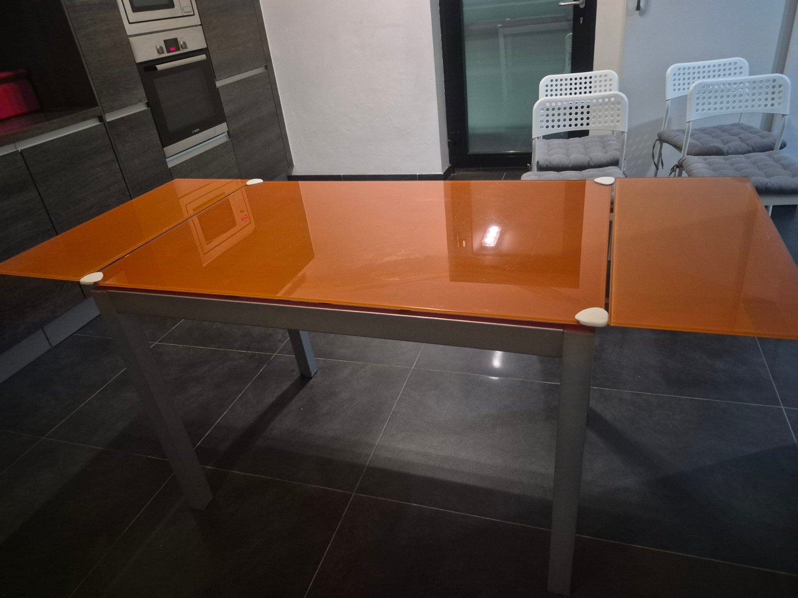 table en verre, Enlèvement