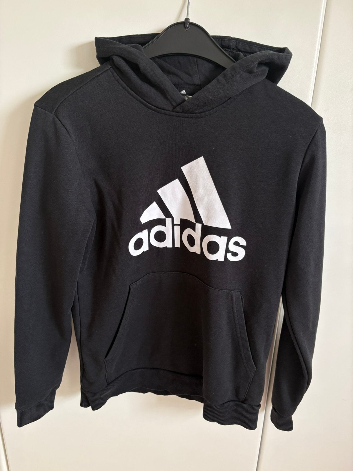 Adidas zwarte hoodie, zeer mooie staat, mt 164, Kinderen en Baby's, Kinderkleding | Maat 164, Ophalen of Verzenden, Zo goed als nieuw