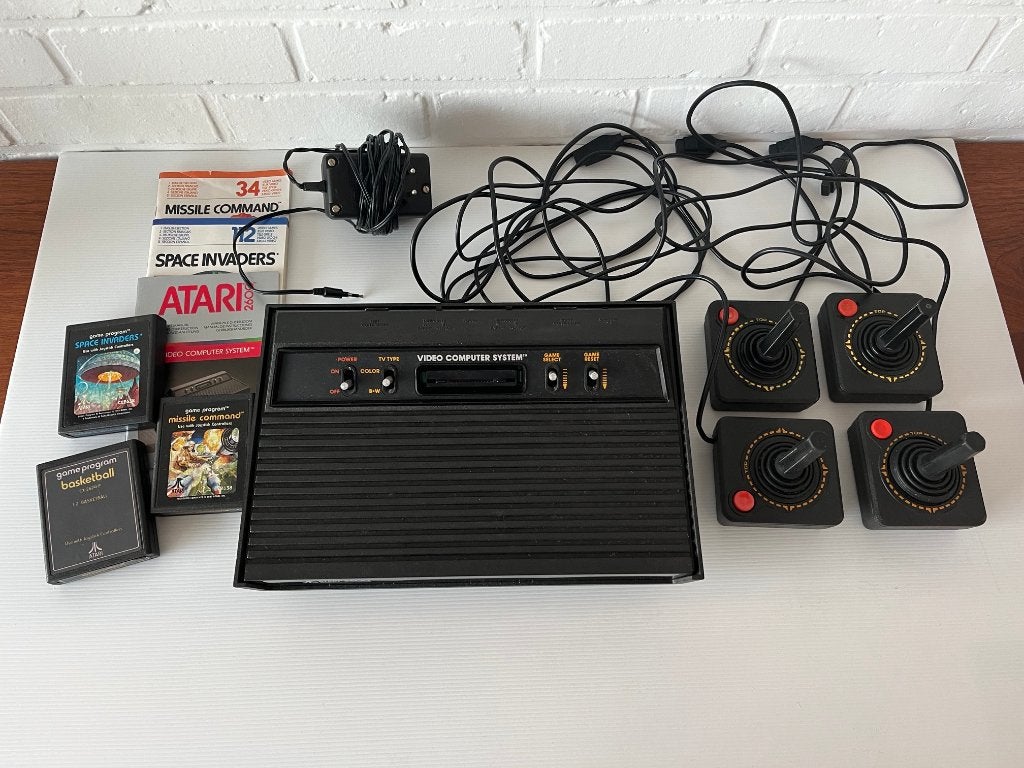 Atari 2600 (model 1982) getest & werkend + 3 spellen, Games en Spelcomputers, Ophalen of Verzenden, Gebruikt, Met games, Met 3 controllers of meer