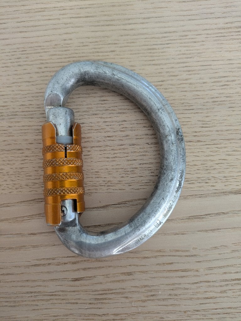 Petzl musketon D-shape safe lock, Sport en Fitness, Ophalen of Verzenden, Gebruikt, Klimsport-accessoire
