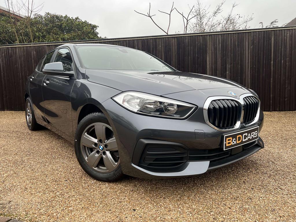 BMW 118 118i NAVI/LIMIT/PDC/AIRCO/CARPLAY, Auto's, BMW, Gebruikt, Bedrijf, 5 deurs, 3 cilinders