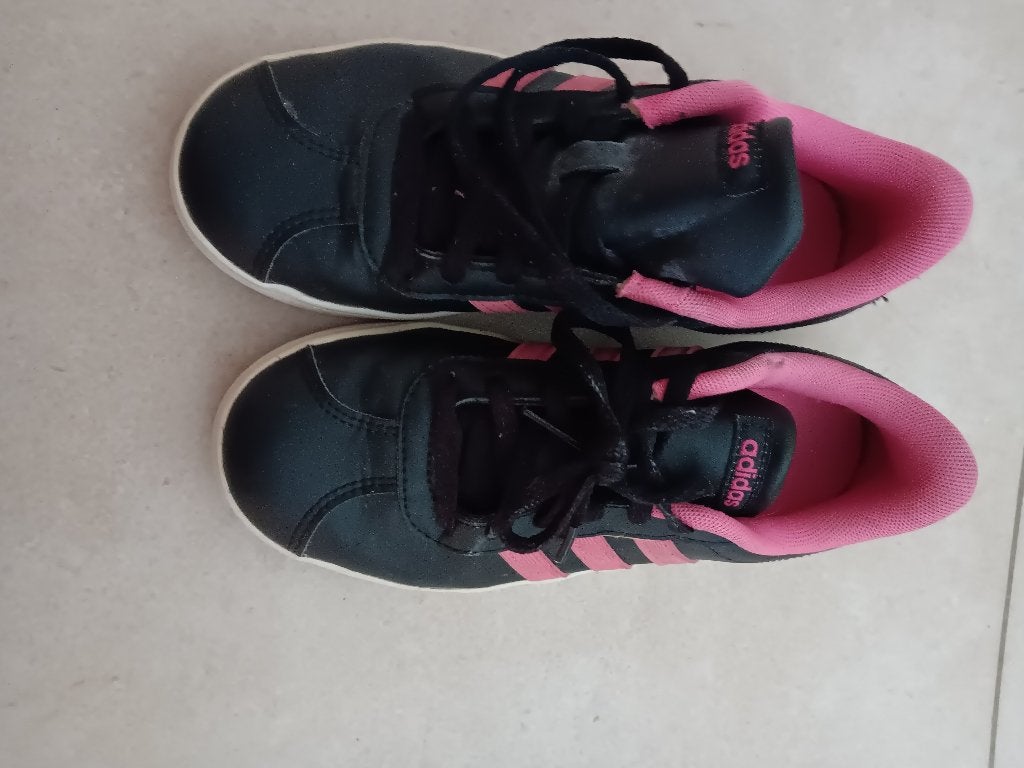 adidas maat 35 zwart met  roze, Kinderen en Baby's, Kinderkleding | Schoenen en Sokken, Ophalen, Adidas, Meisje, Sportschoenen