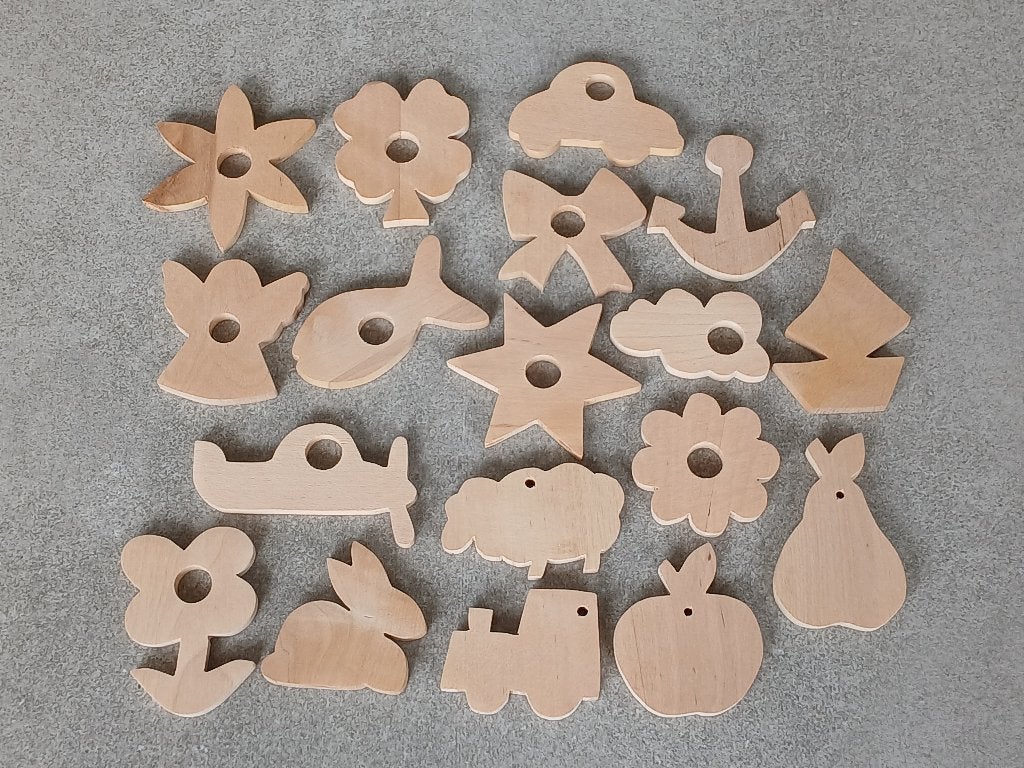 18 decoratieve blankhouten figuurtjes, Ophalen of Verzenden, Zo goed als nieuw